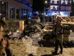 Iran Luncurkan Rudal Balas Kematian Larijani Rakyat Turun ke Jalan Beri Dukungan