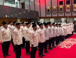 Pramono Kukuhkan 117 Petugas Haji DKI Minta Layani Jemaah dengan Hati