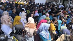 Diperiksa KPK Haji Her Disambut Selawat dan Tangis Ribuan Petani Pamekasan