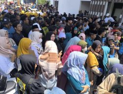 Diperiksa KPK Haji Her Disambut Selawat dan Tangis Ribuan Petani Pamekasan